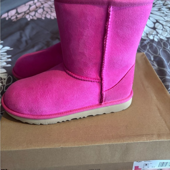 Big kid uggs - Picture 3 of 4